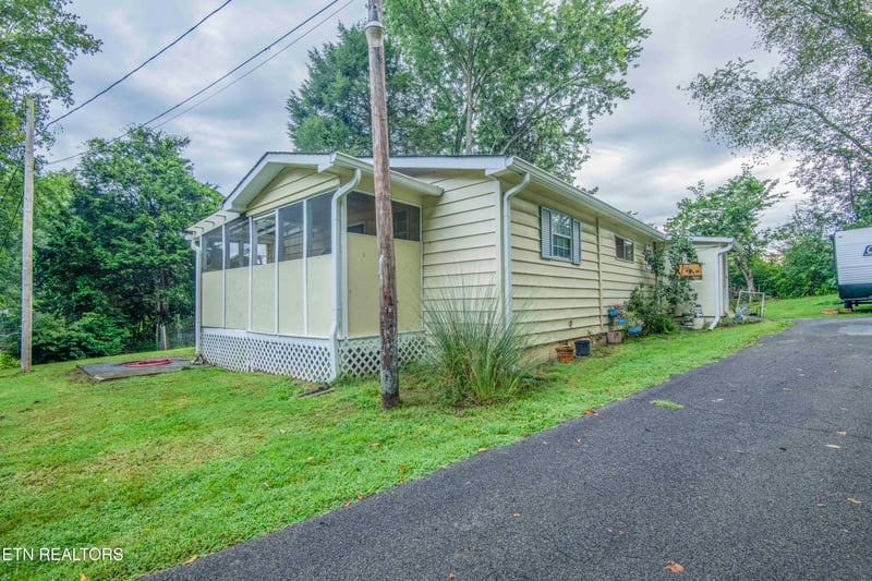 685 Foster Rd, Lenoir City, TN 37771