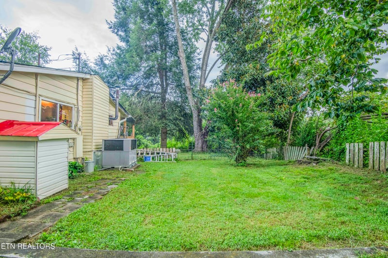 685 Foster Rd, Lenoir City, TN 37771