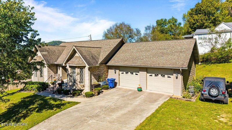 685 Ivey St, Jellico, TN 37762