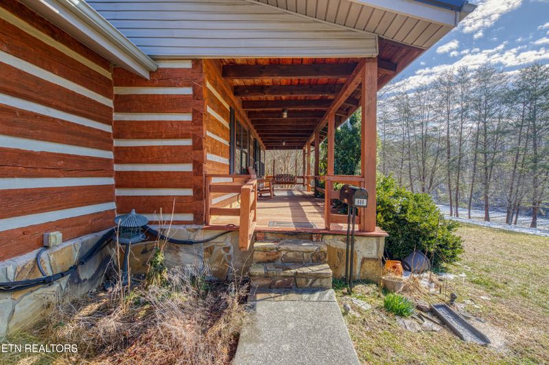 686 Thomas Rd, Sevierville, TN 37876