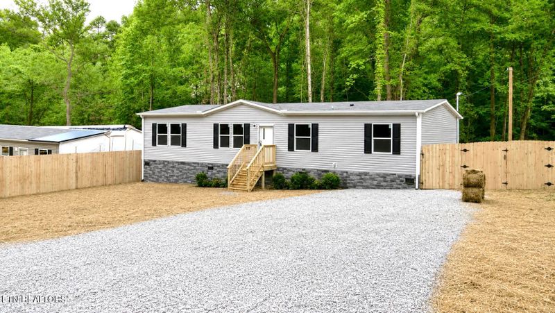 687 Hen Valley Rd, Oliver Springs, TN 37840