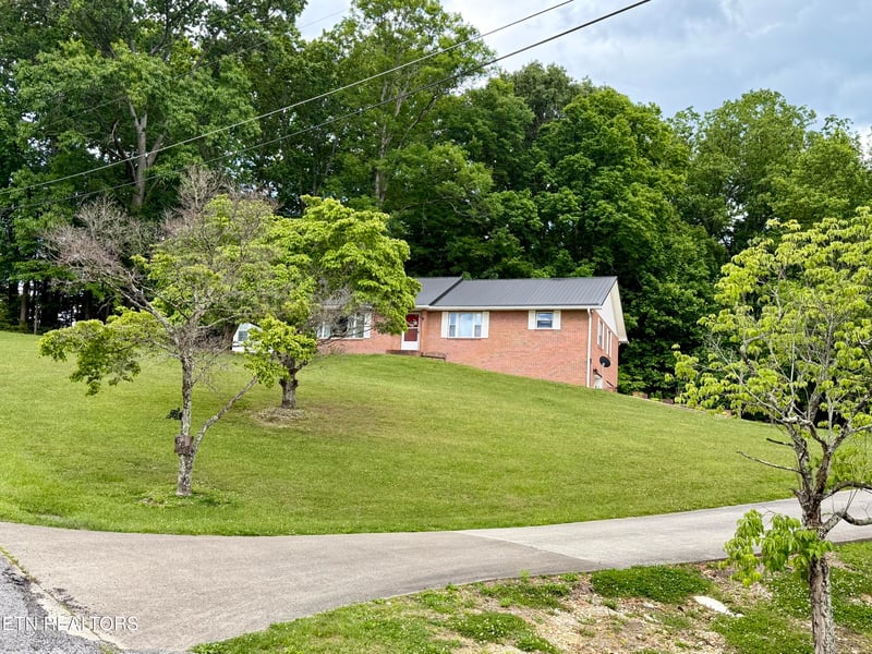 688 Stiner Ln, Lafollette, TN 37766