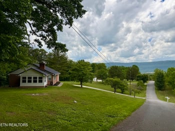 688 Stiner Ln, Lafollette, TN 37766