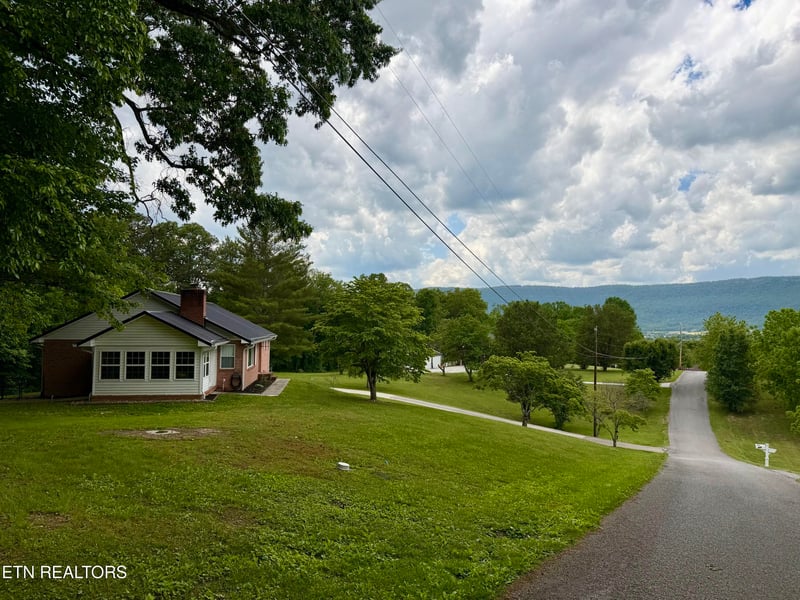 688 Stiner Ln, Lafollette, TN 37766