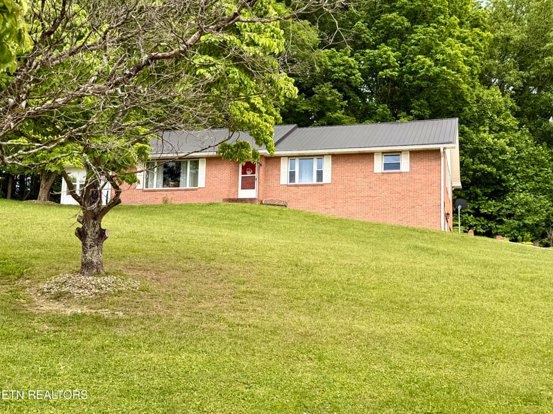 688 Stiner Ln, Lafollette, TN 37766