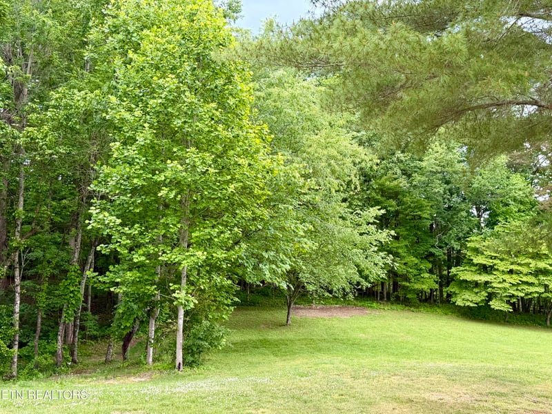 688 Stiner Ln, Lafollette, TN 37766