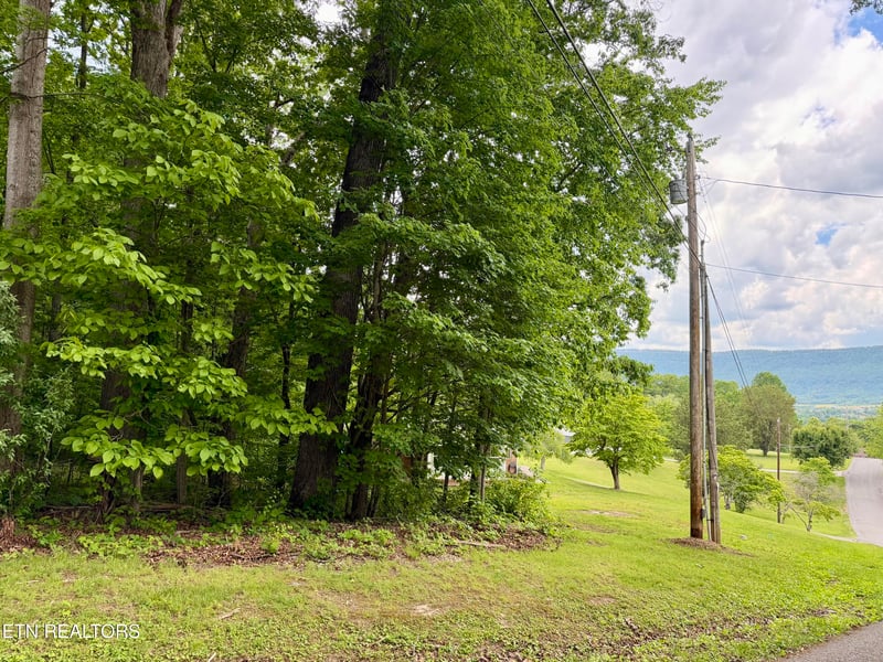 688 Stiner Ln, Lafollette, TN 37766