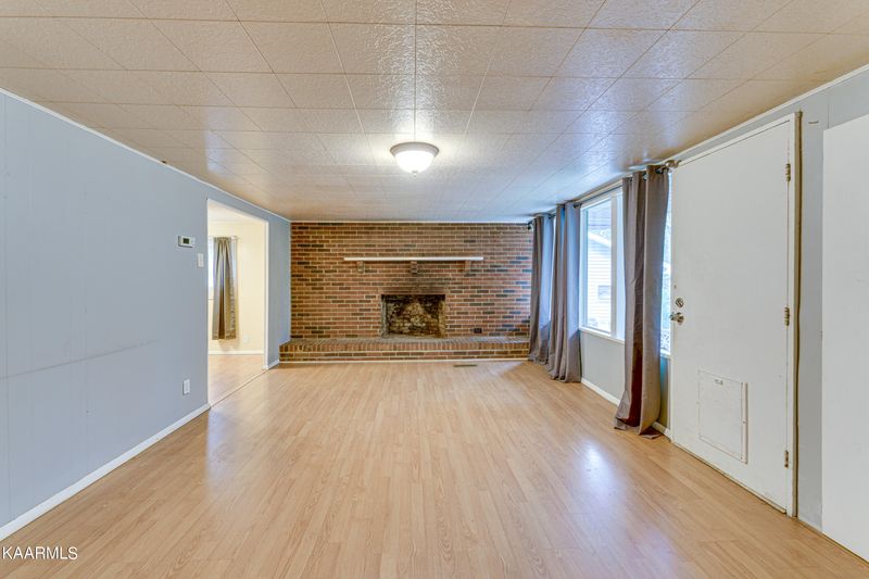 689 W Outer Dr, Oak Ridge, TN 37830