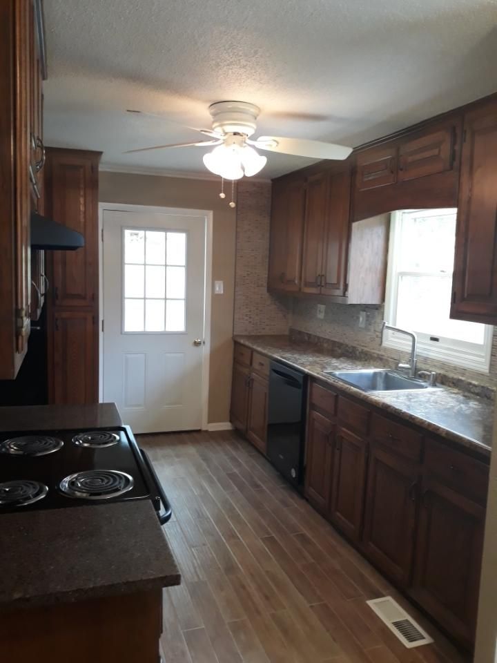 69 Outer Dr, Oak Ridge, TN 37830