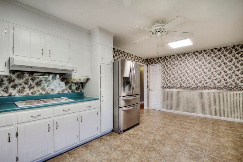 690 W Outer Dr, Oak Ridge, TN 37830