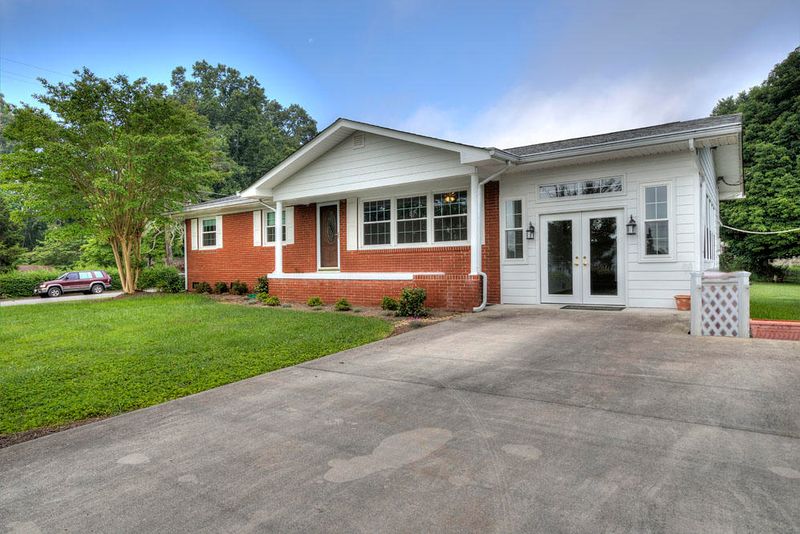 690 W Outer Dr, Oak Ridge, TN 37830