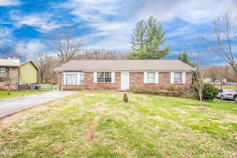 6907 Maize Dr, Knoxville, TN 37918