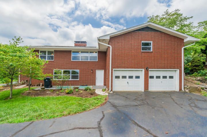 6917 Cresthill Dr, Knoxville, TN 37919