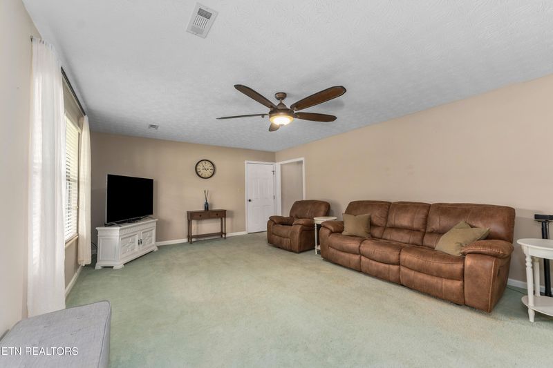 6925 Sicilia Ln, Corryton, TN 37721