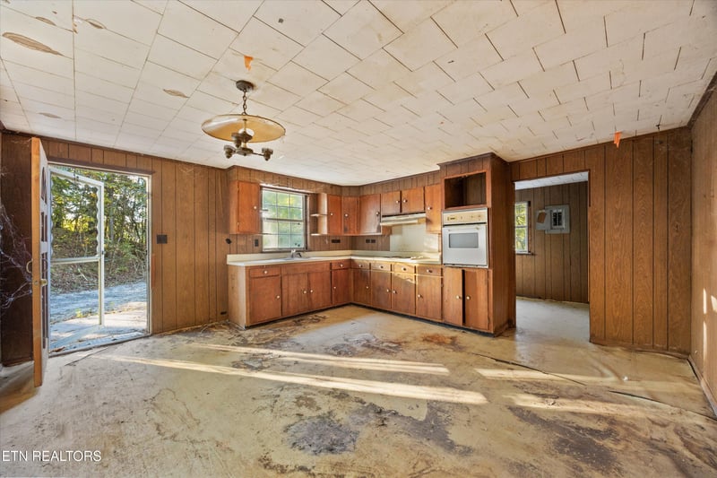 693 Hassler Mill Rd, Harriman, TN 37748