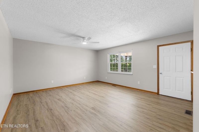 695 Mt Paran Loop, Jacksboro, TN 37757