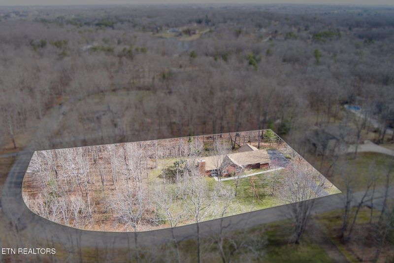 696 Laurel Cir, Crossville, TN 38555