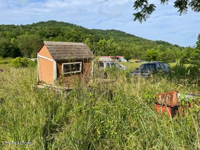 696 Woolridge Ln, Jellico, TN 37762