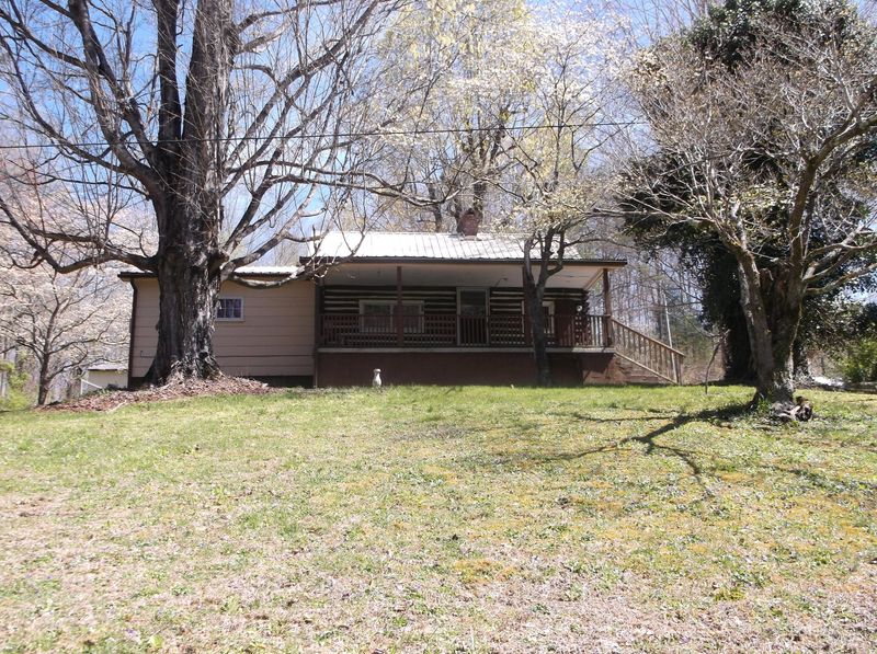 697 Sexton Loop Rd, Oakdale, TN 37829