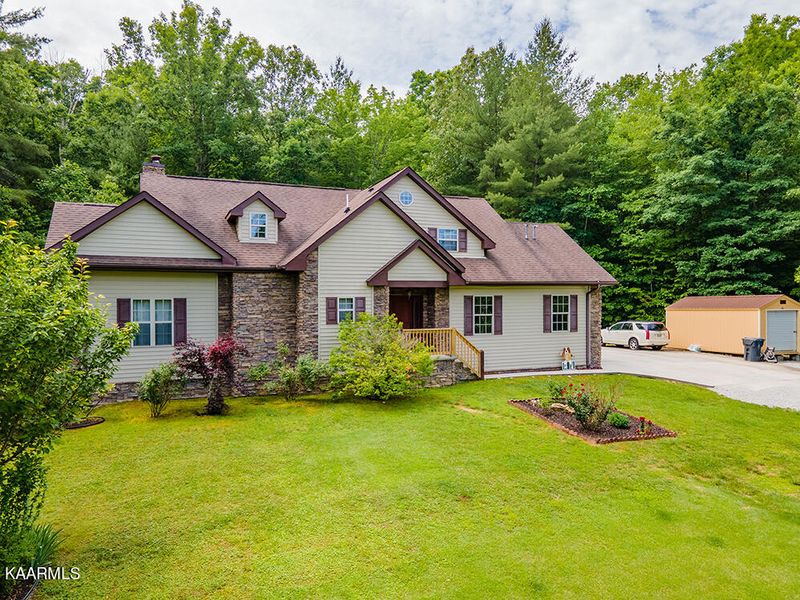 698 Fairview Rd, Harriman, TN 37748