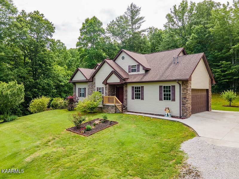 698 Fairview Rd, Harriman, TN 37748