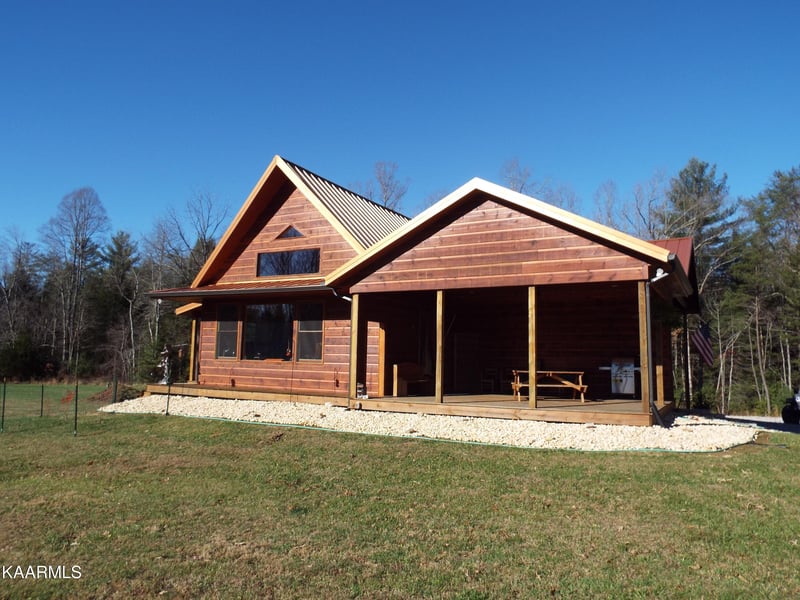 698 Four Mile Creek Rd, Deer Lodge, TN 37726
