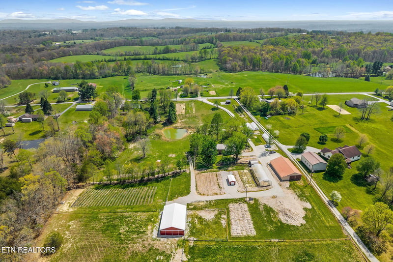 698 Maynard Rd, Crossville, TN 38571