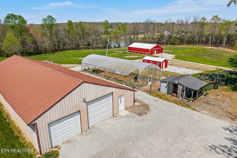 698 Maynard Rd, Crossville, TN 38571