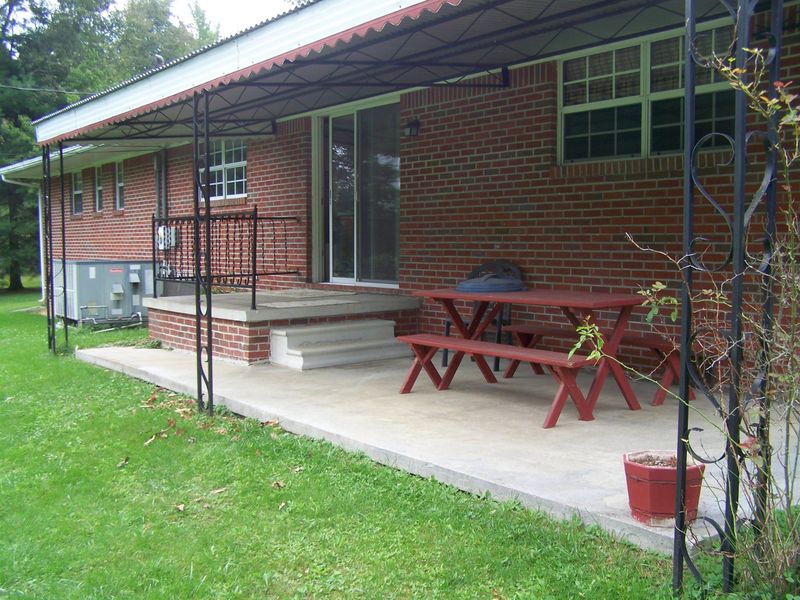 699 Cooper Lake Rd, Oneida, TN 37841
