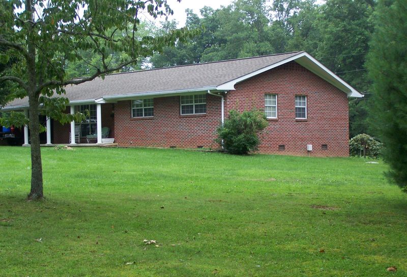 699 Cooper Lake Rd, Oneida, TN 37841