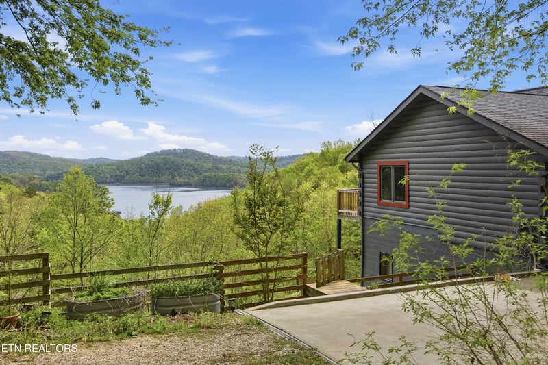 699 Lakeview Dr, Sharps Chapel, TN 37866