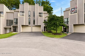 70 Valley Forge Dr, Oak Ridge, TN 37830