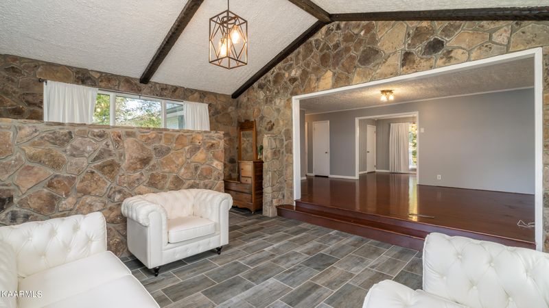 700 Crestview Dr, Rockwood, TN 37854