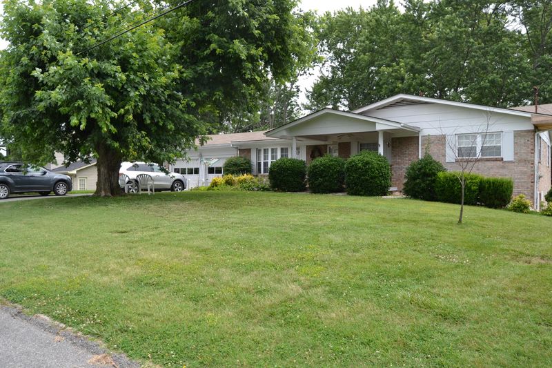 700 Drinnon Dr, Morristown, TN 37814