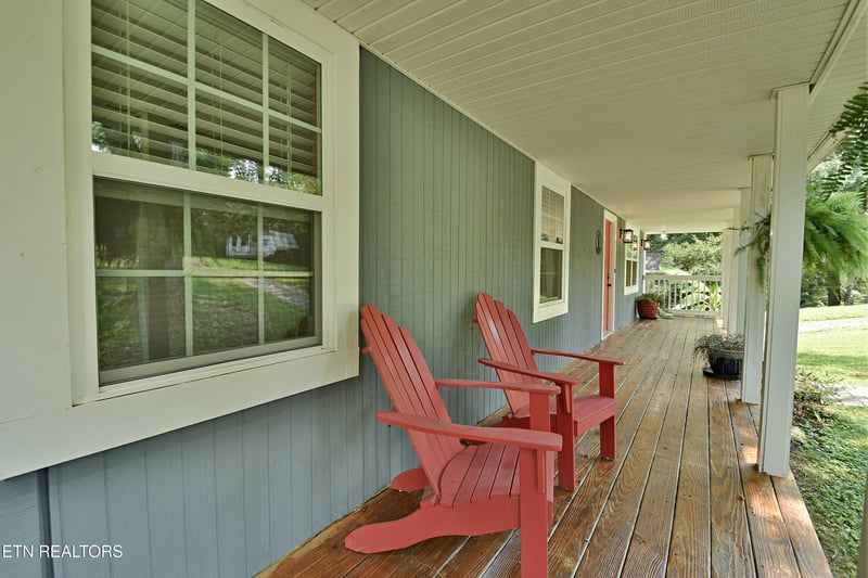 700 Lake Forest Dr, Lenoir City, TN 37772