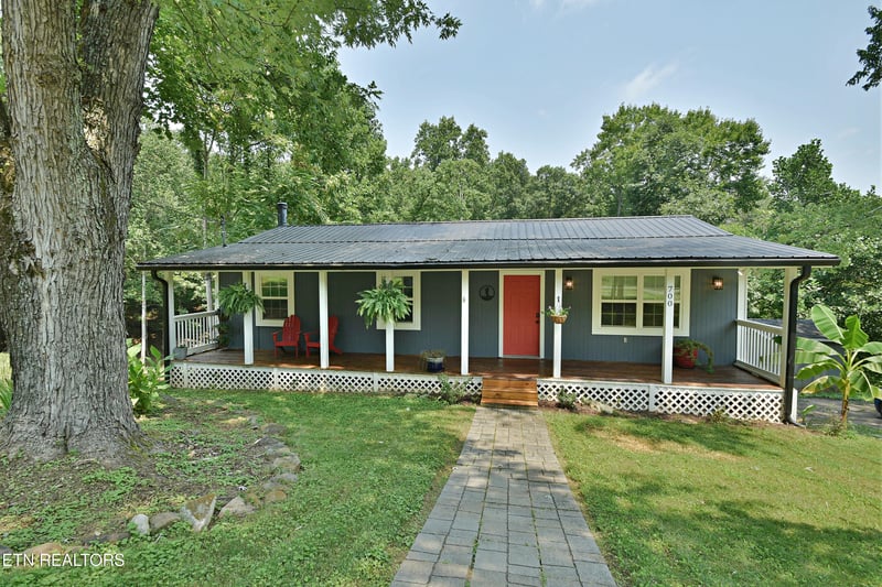 700 Lake Forest Dr, Lenoir City, TN 37772