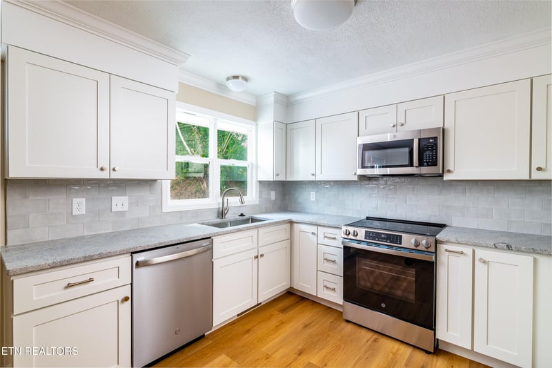 700 Lakeview Dr, Loudon, TN 37774