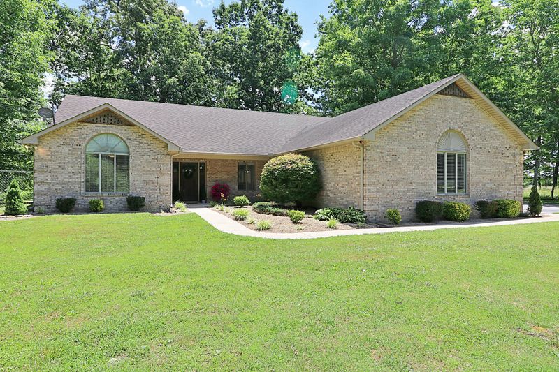 700 Meadow Creek Dr, Oneida, TN 37841