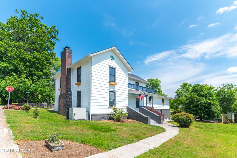 700 Medaris St, Clinton, TN 37716