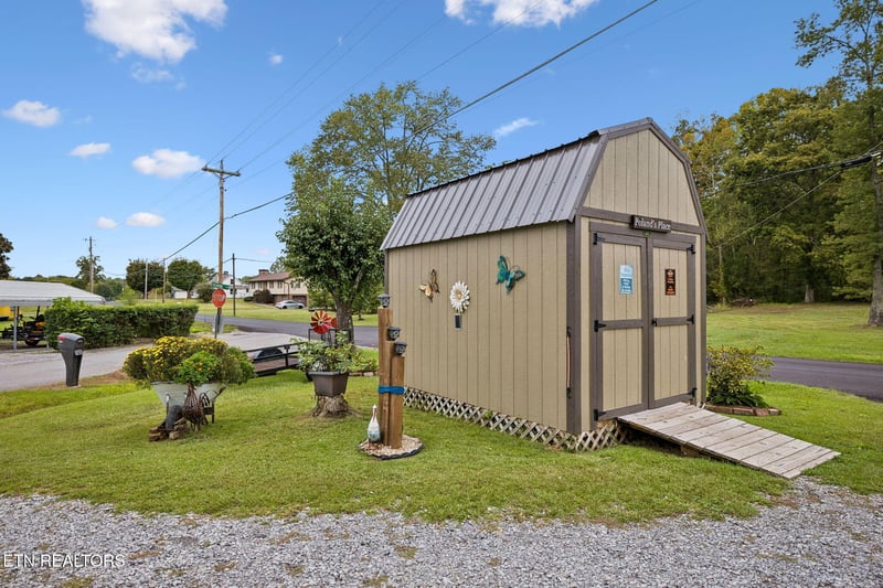 701 Sycamore Ln, Oliver Springs, TN 37840