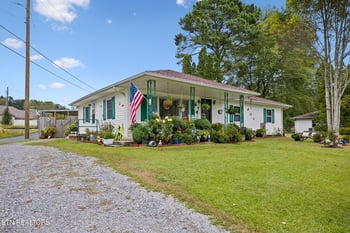 701 Sycamore Ln, Oliver Springs, TN 37840