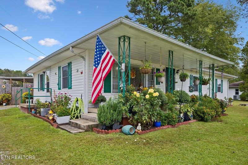 701 Sycamore Ln, Oliver Springs, TN 37840