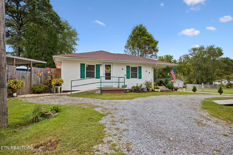 701 Sycamore Ln, Oliver Springs, TN 37840