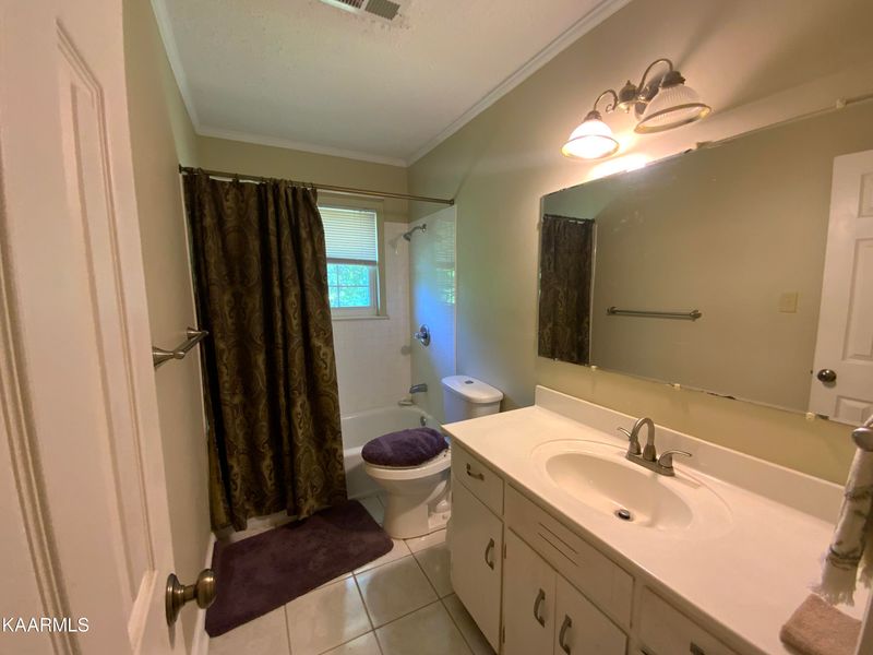 701 W Ridgecrest Dr, Kingston, TN 37763