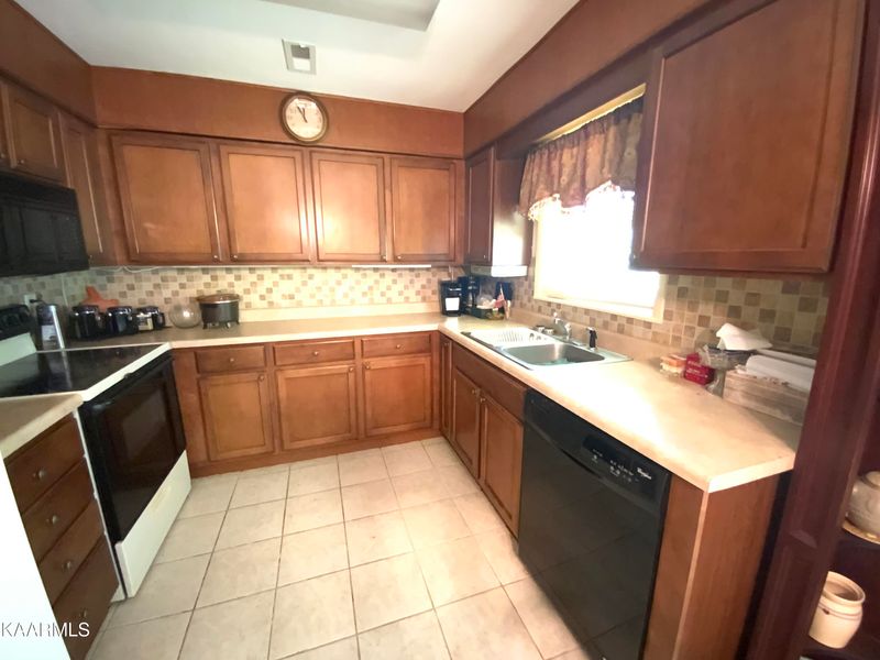701 W Ridgecrest Dr, Kingston, TN 37763