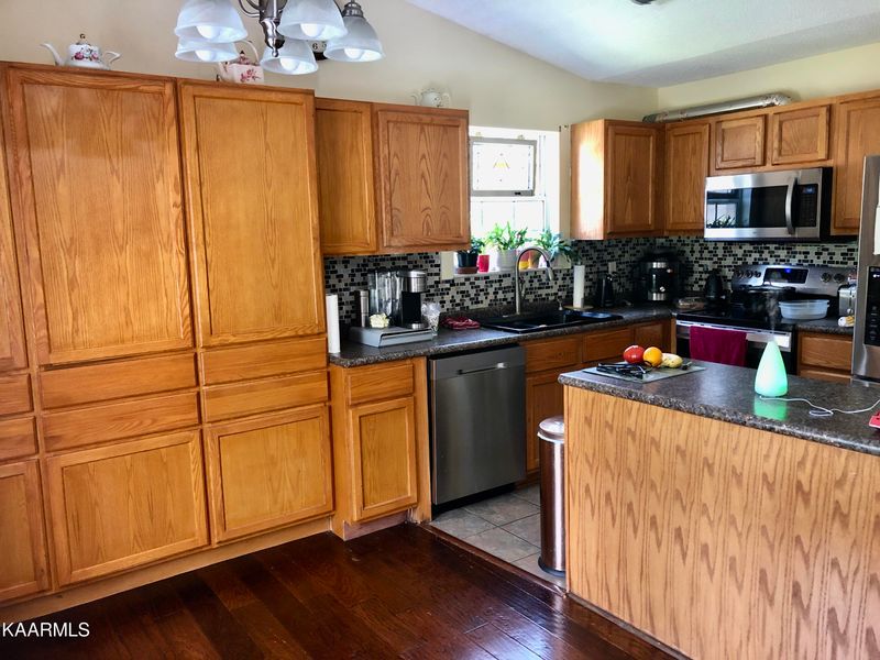 7015 Eddie Kimbell Ln, Powell, TN 37849