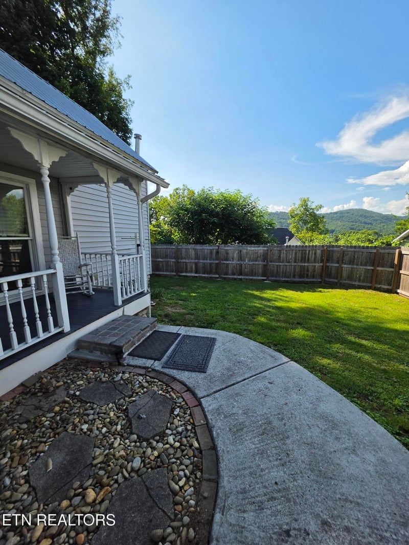702 Clinton St, Harriman, TN 37748