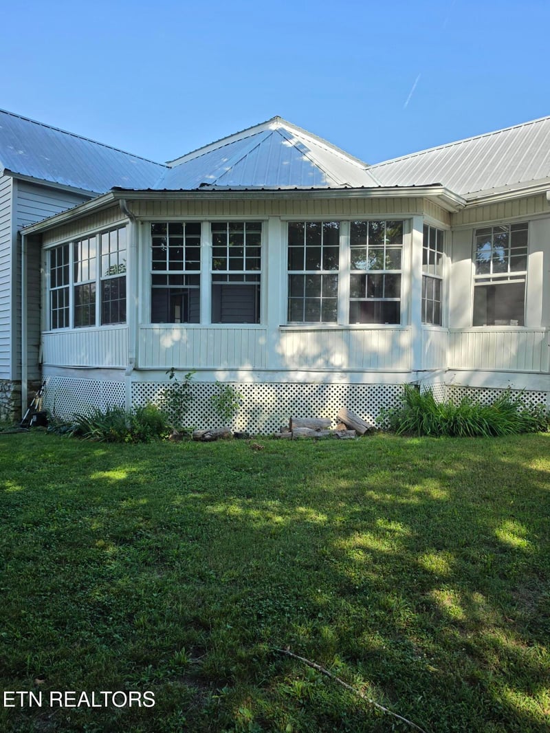 702 Clinton St, Harriman, TN 37748