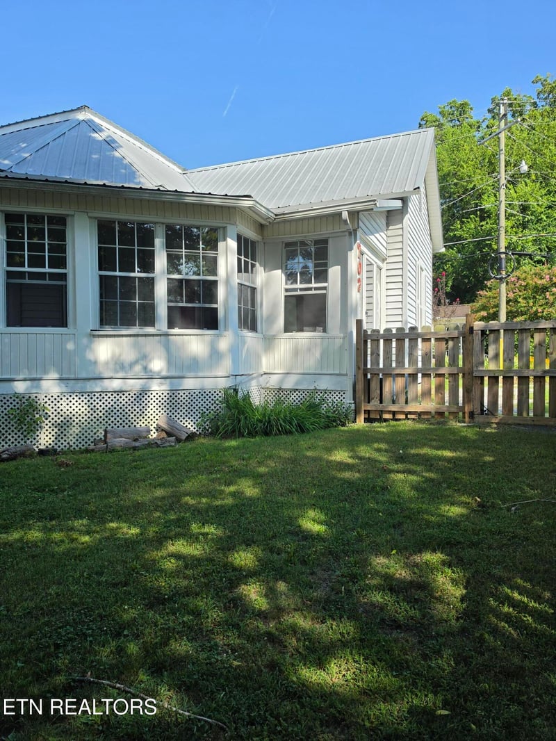 702 Clinton St, Harriman, TN 37748