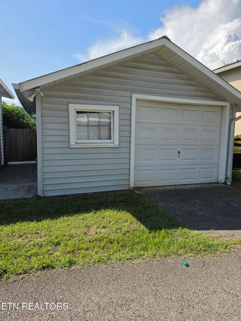 702 Clinton St, Harriman, TN 37748